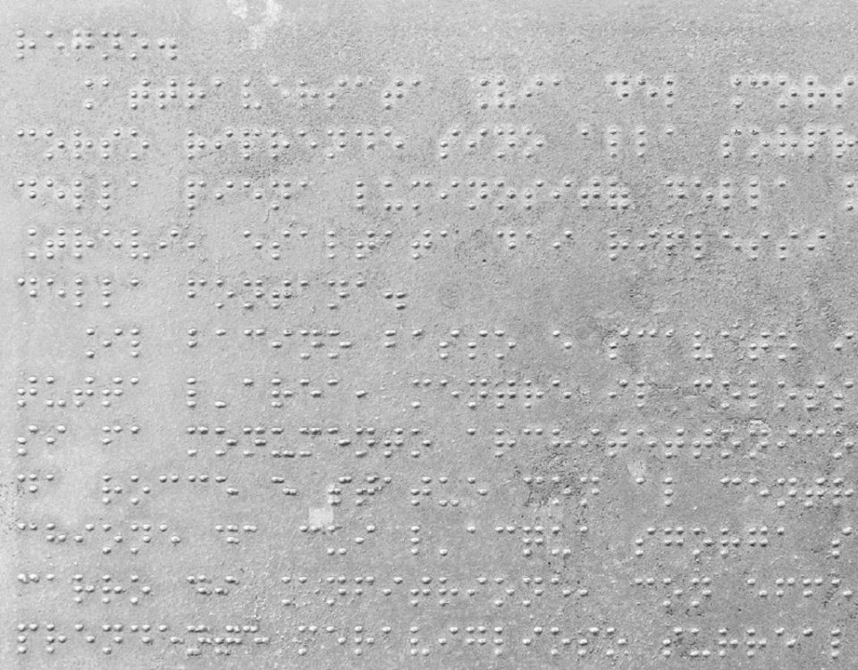 Texte en braille sur ue plaque en métal
