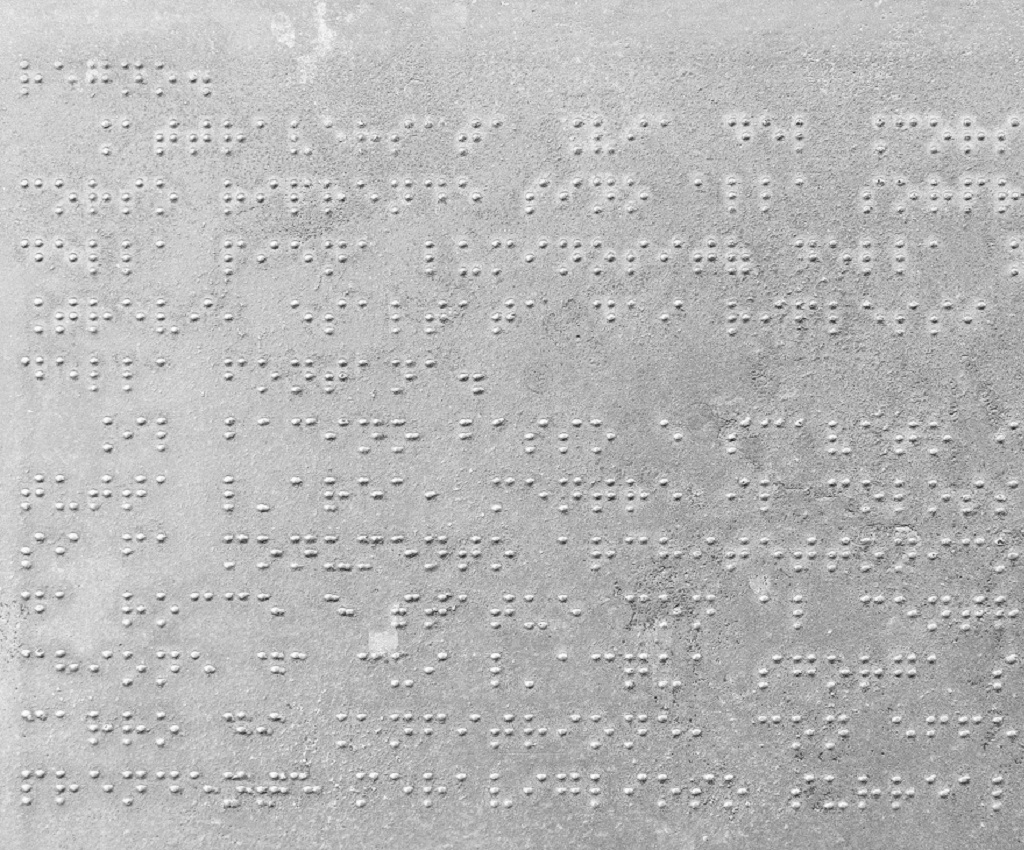 Texte en braille sur ue plaque en métal