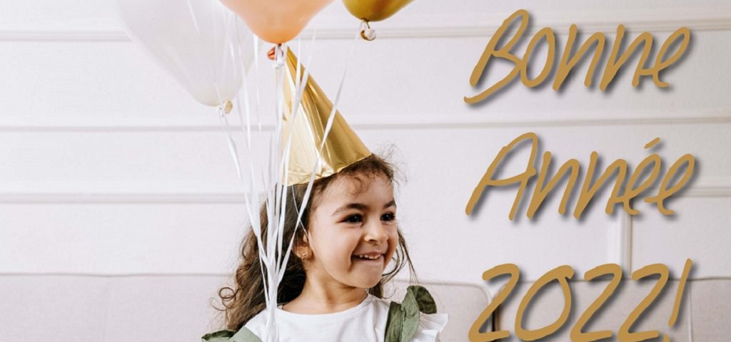 Une petite fille avec un chapeau de fête tenant des ballons. Texte : "Bonne année 2022 !". Logo de Lucie Care en bas de l'image